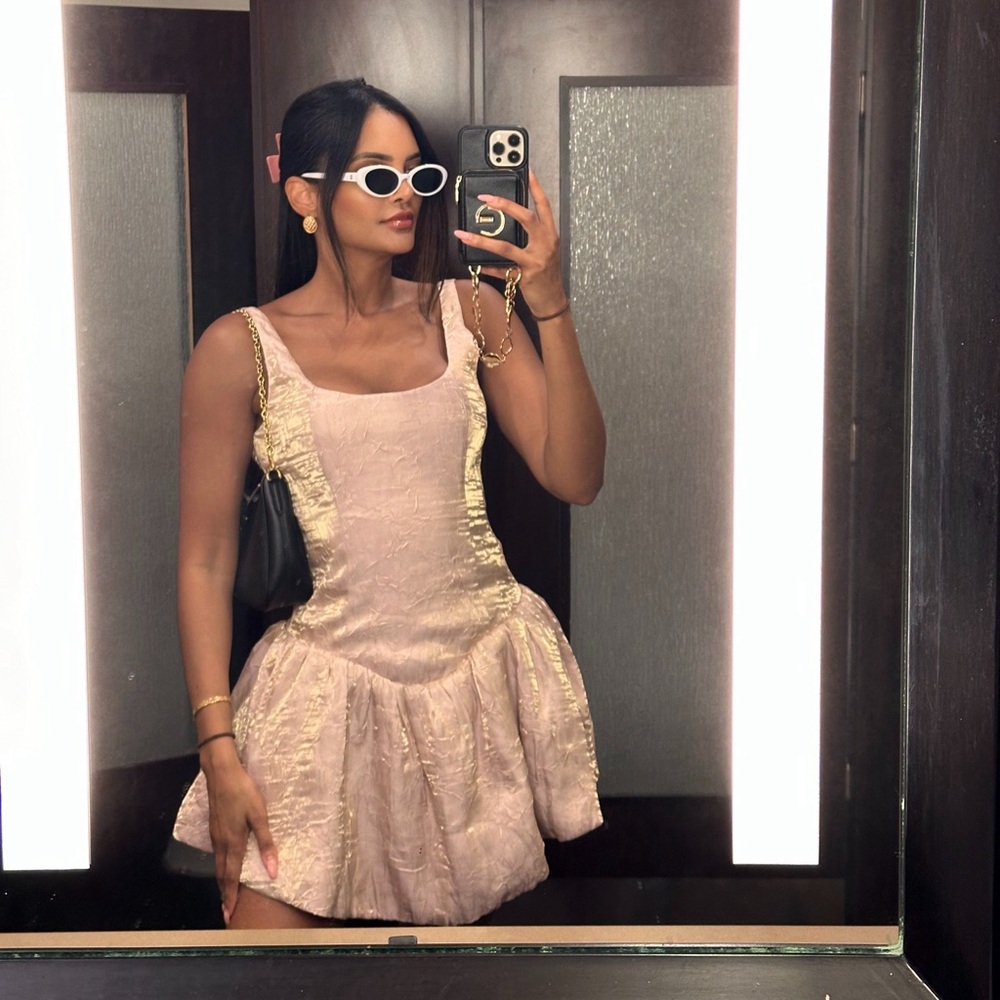 Absolutely stunning princess dress in pink and gold tons.